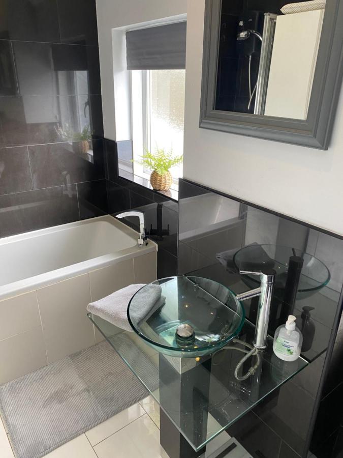 Large Home, Close To Bhx, Nec, Jlr, 4 Double Beds! Birmingham Exteriör bild