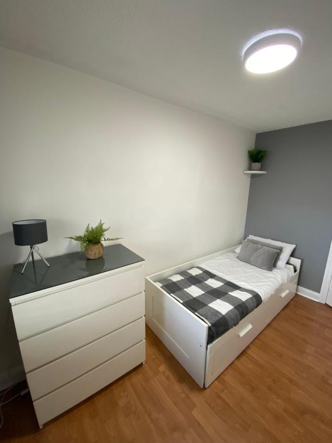 Large Home, Close To Bhx, Nec, Jlr, 4 Double Beds! Birmingham Exteriör bild